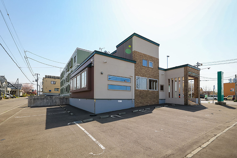 医院の建物横の駐車場