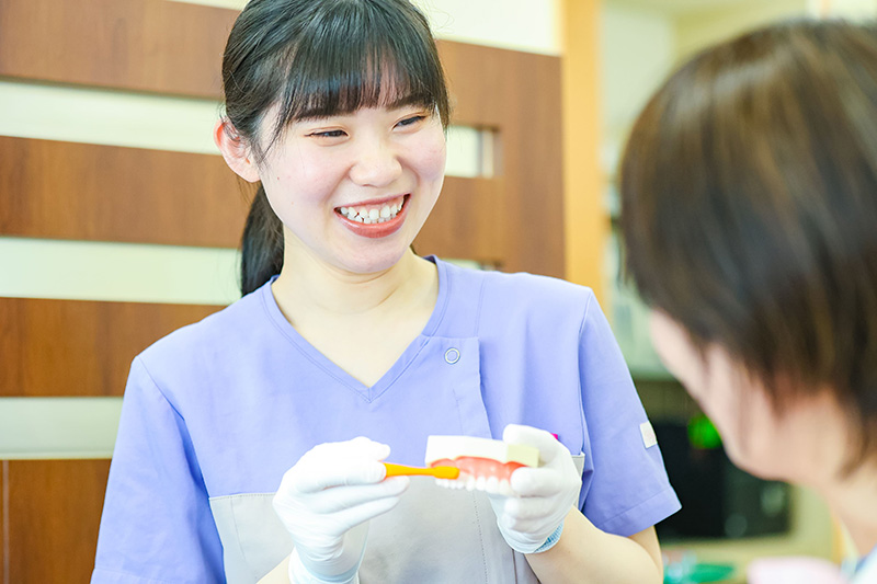 笑顔で対応しているスタッフの様子