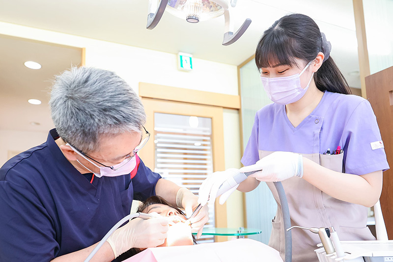院長とスタッフが処置をしている様子